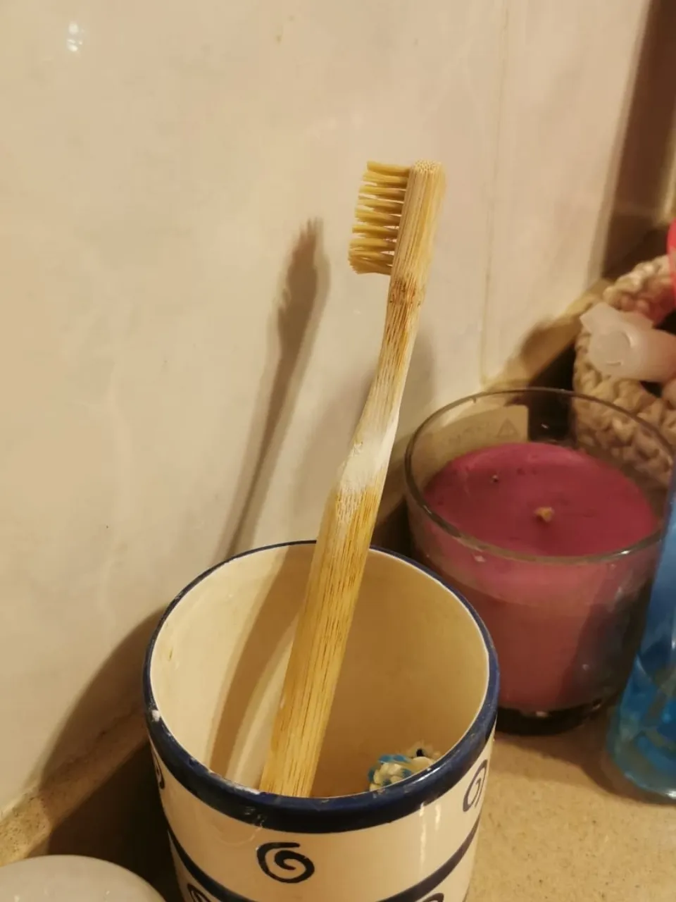 Compra o utiliza un cepillo de dientes de bambú o madera 2 Comunidad
