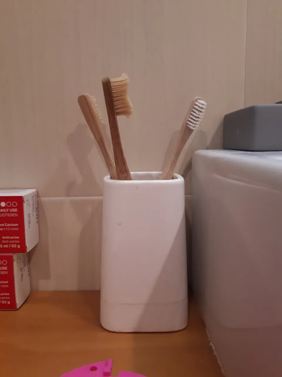 Compra o utiliza un cepillo de dientes de bambú o madera 4 Comunidad