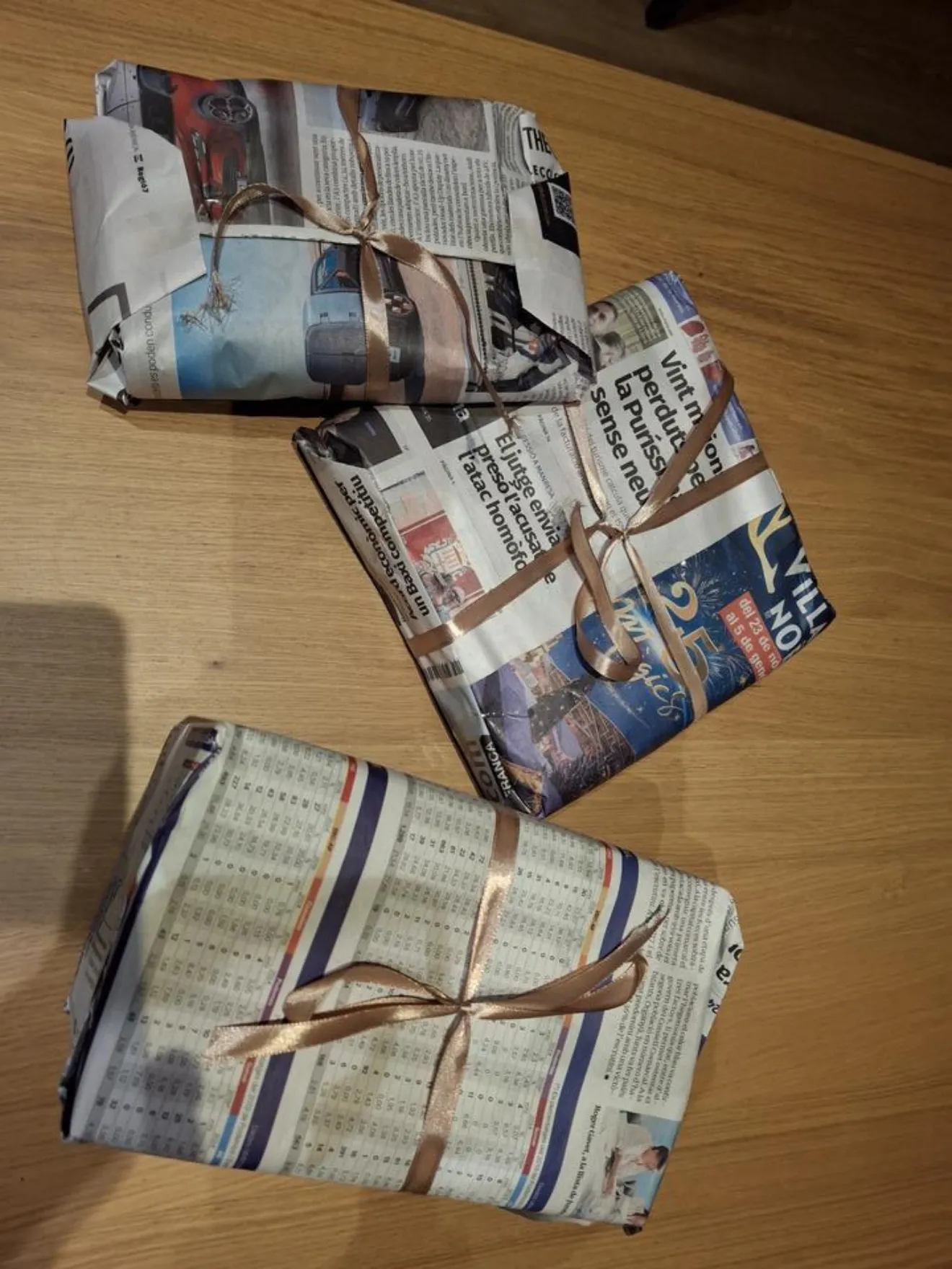 Envuelve-un-regalo-con-papel-de-periodico-reutilizado-o-telas 3 Comunidad