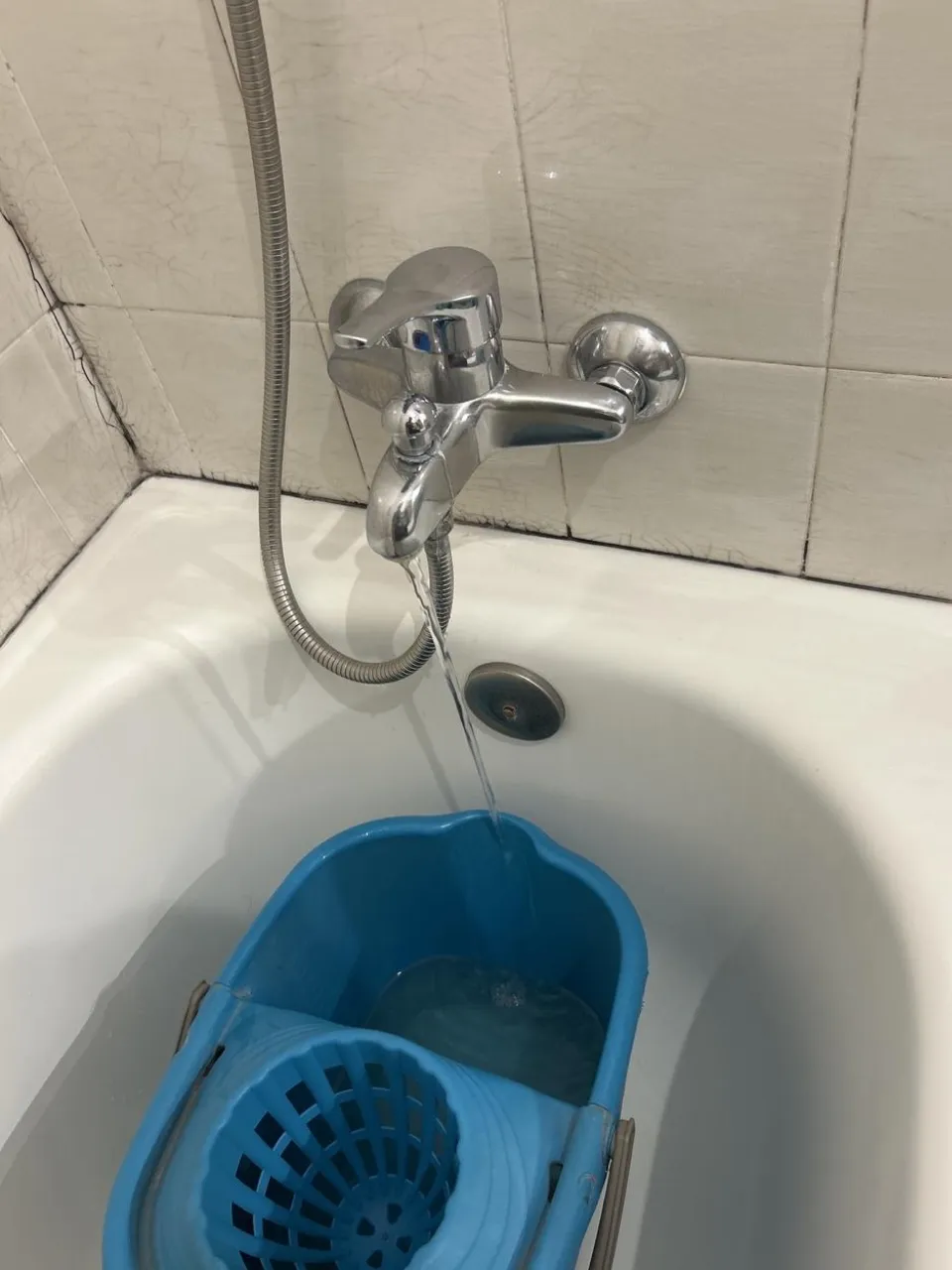 Pon un cubo bajo la ducha para ahorrar agua mientras esperas a que salga caliente 2 Comunidad