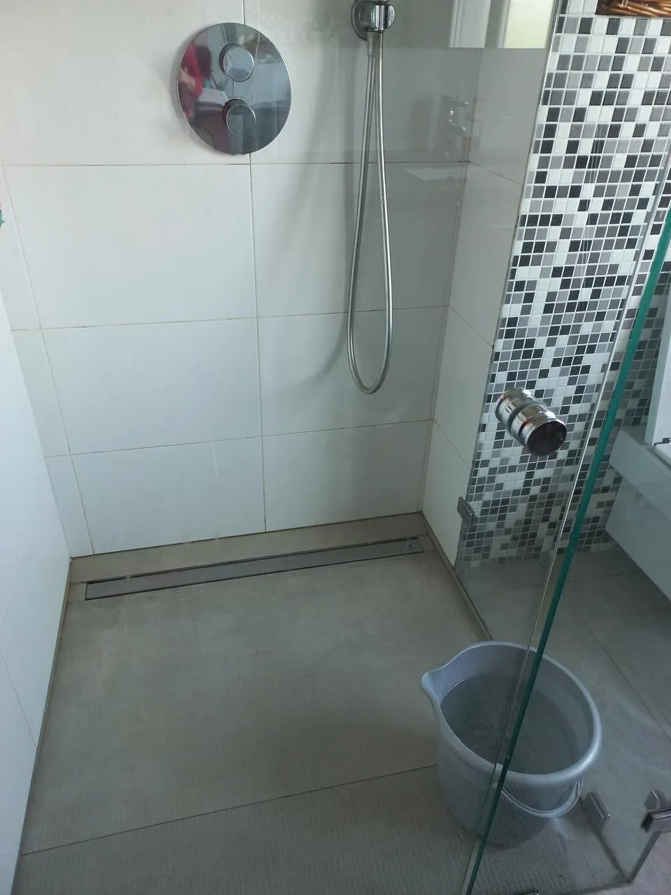 Pon un cubo bajo la ducha para ahorrar agua mientras esperas a que salga caliente 3 Comunidad