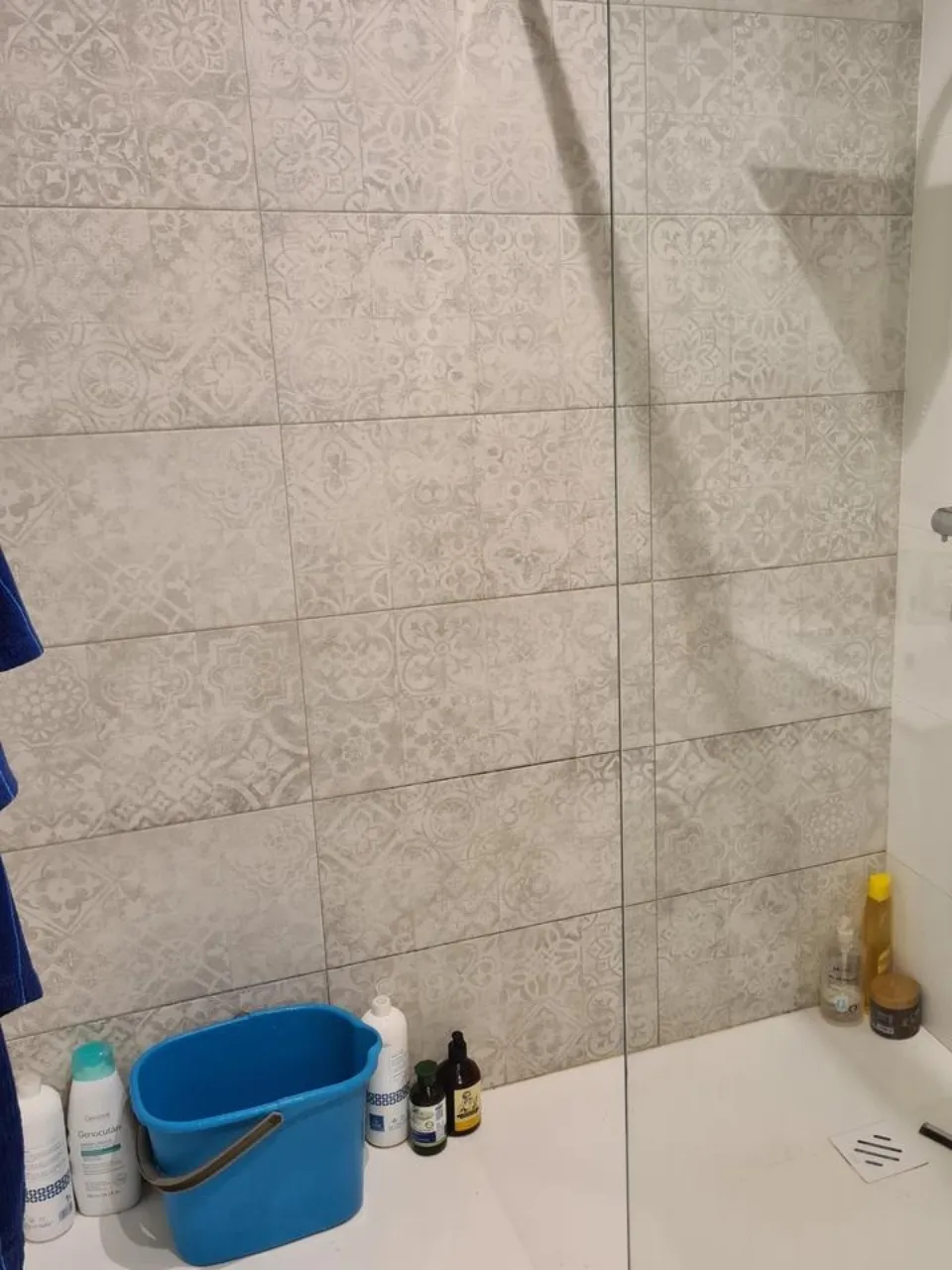 Pon un cubo bajo la ducha para ahorrar agua mientras esperas a que salga caliente 4 Comunidad