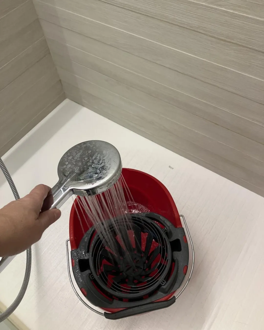 Pon un cubo bajo la ducha para ahorrar agua mientras esperas a que salga caliente_SI