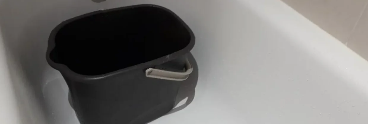 Pon un cubo bajo la ducha para ahorrar agua mientras esperas a que salga caliente