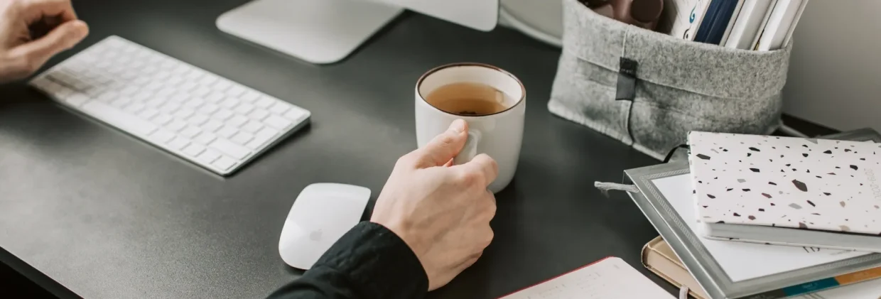 Usa tu taza reutilizable de café o té en el trabajo